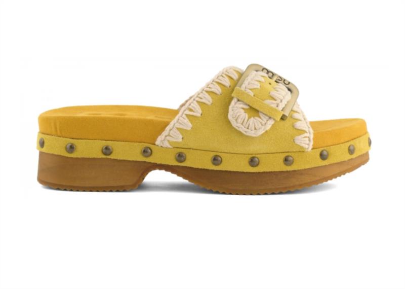 Zueco de madera de tacón bajo con hebilla