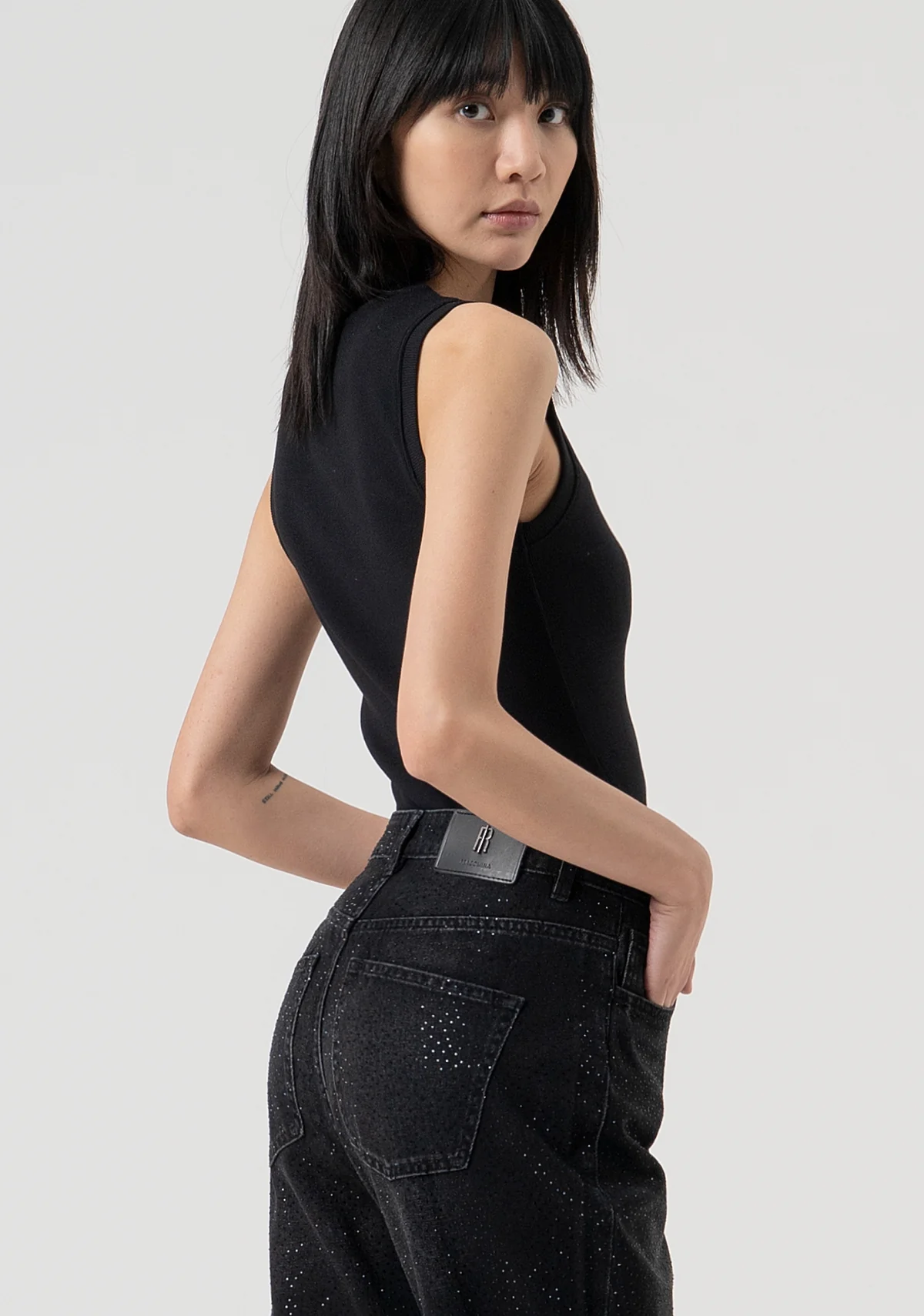 jeans carrot mom fit confeccionados en denim negro con lavado oscuro