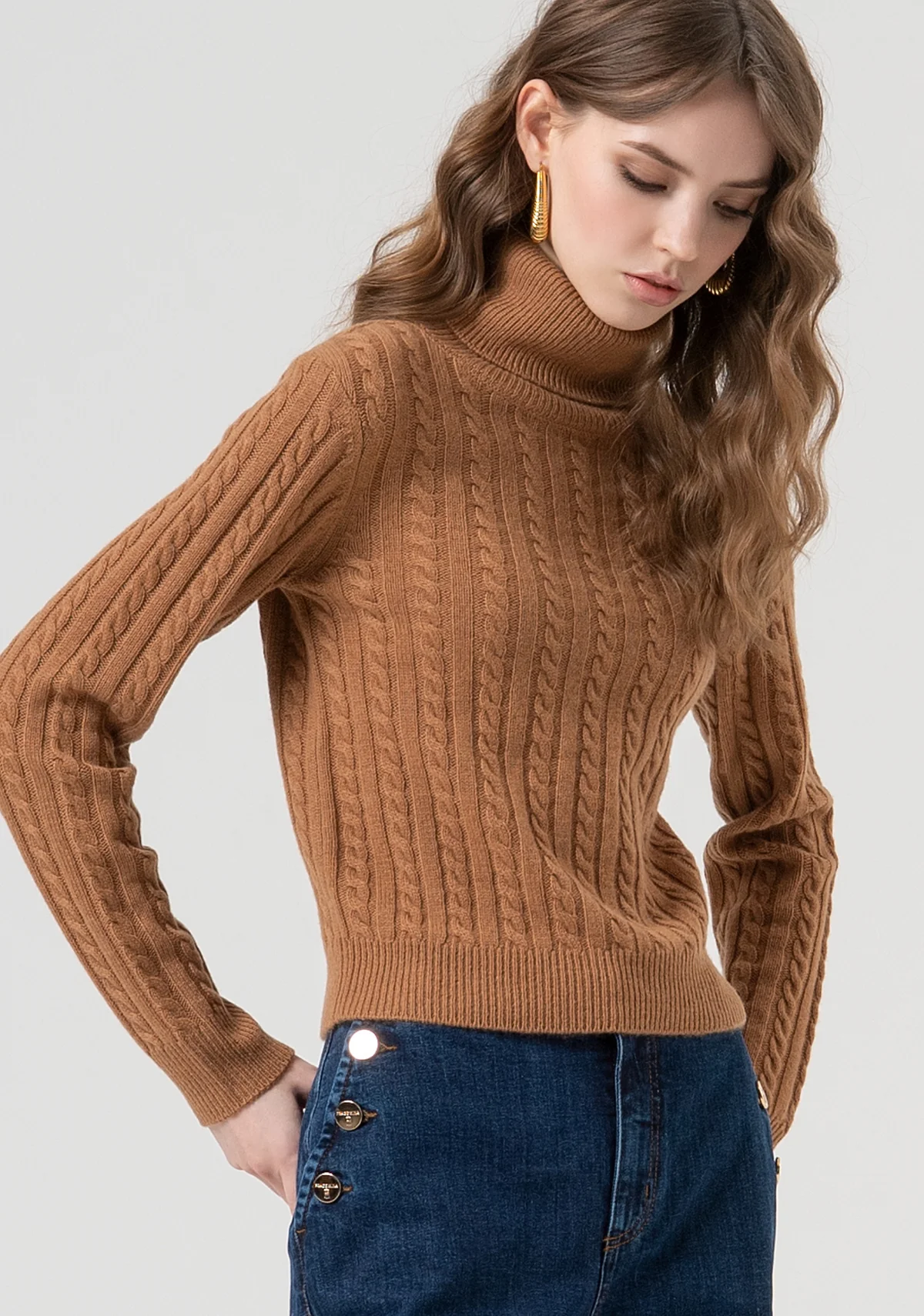 Jersey de corte regular con trenzas, confeccionado en lana y cachemir.