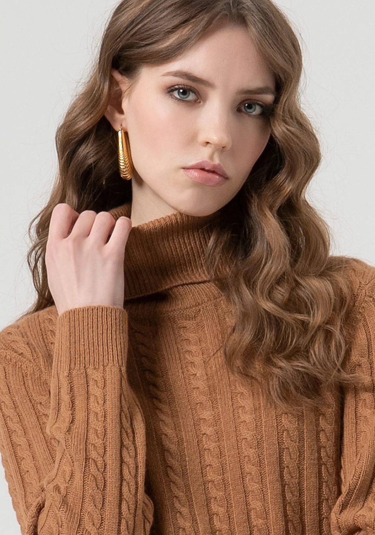 Jersey de corte regular con trenzas, confeccionado en lana y cachemir.
