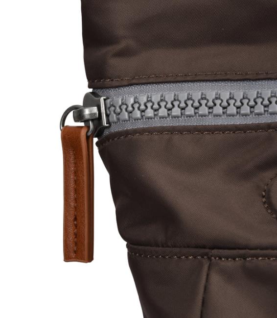 MOCHILA ROKA LONDON CANFIELD B SMALL DARK CHOCOLATE