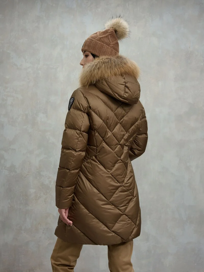 CHAQUETA BLAUER LARGA DE PLUMÍFERO ALTHEA CON LÍNEAS GEOMÉTRICAS MARRON