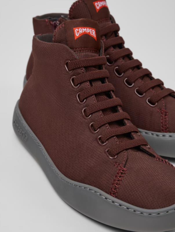 Sneakers botín CAMPER de tejido burdeos para mujer.