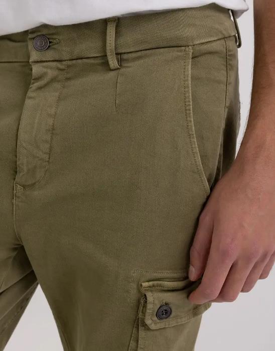 VAQUEROS DE CORTE SLIM FIT JAAN MILITARY