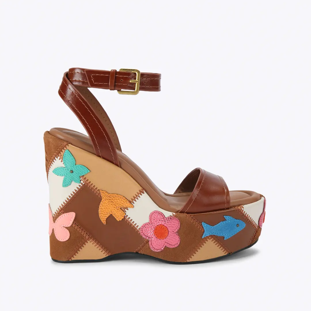 Sandalia plataforma de cuña con diseño de retazos