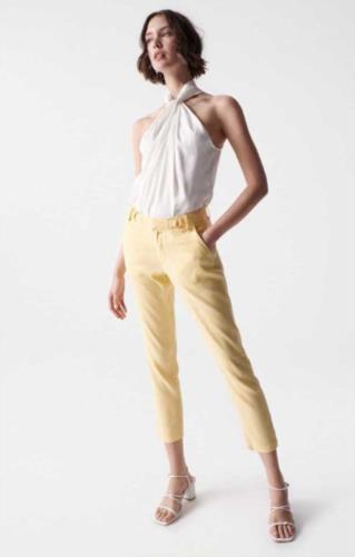 PANTALÓN CHINO IN COLOR LINEN LIGHT YELLOW 21005506