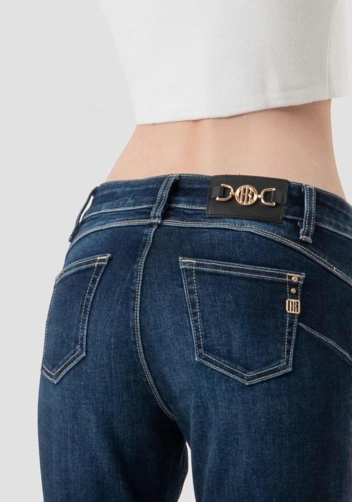 Jeans slim fit cropped con efecto push-up