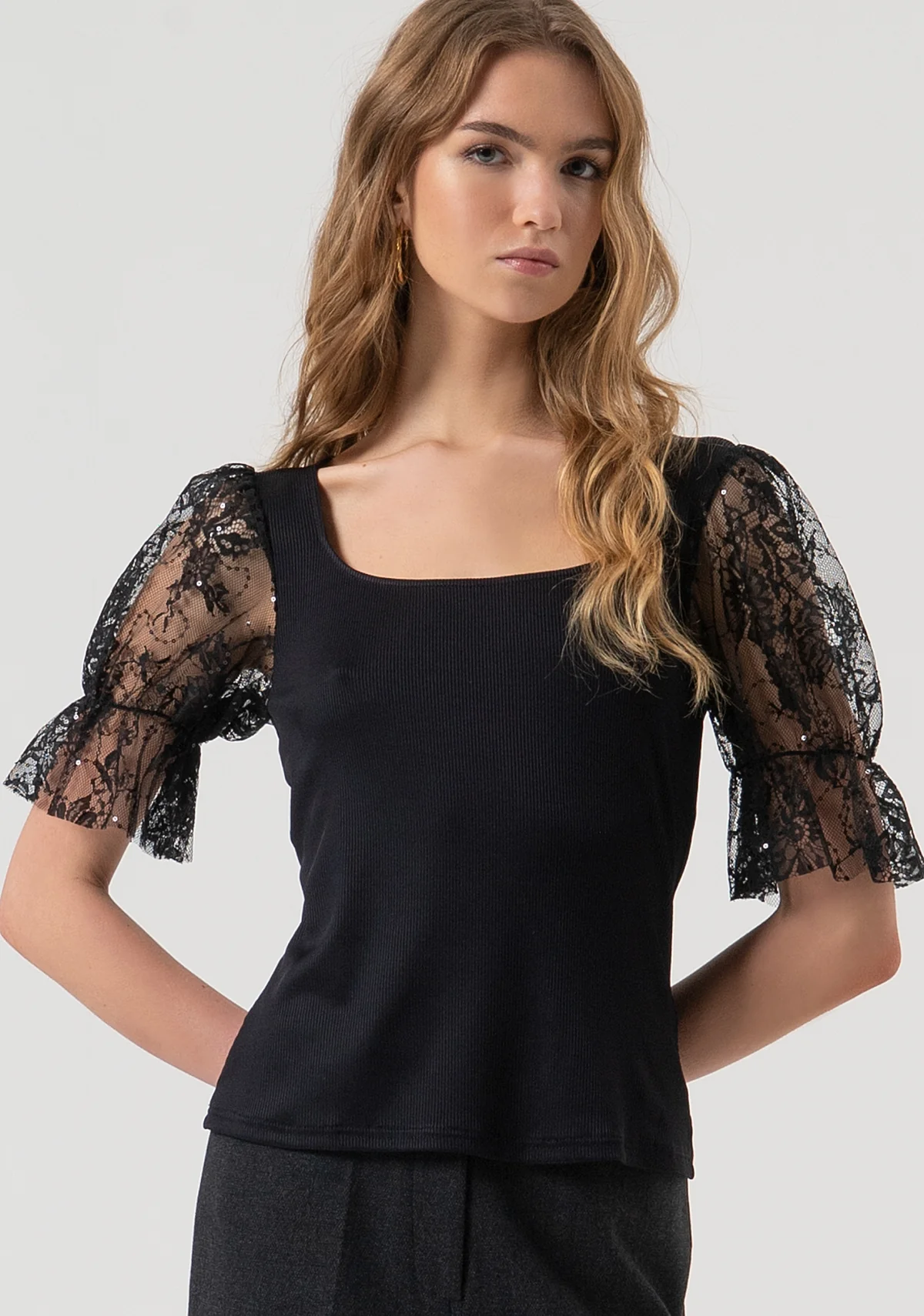 Camiseta slim fit con mangas cortas abullonadas confeccionada en encaje