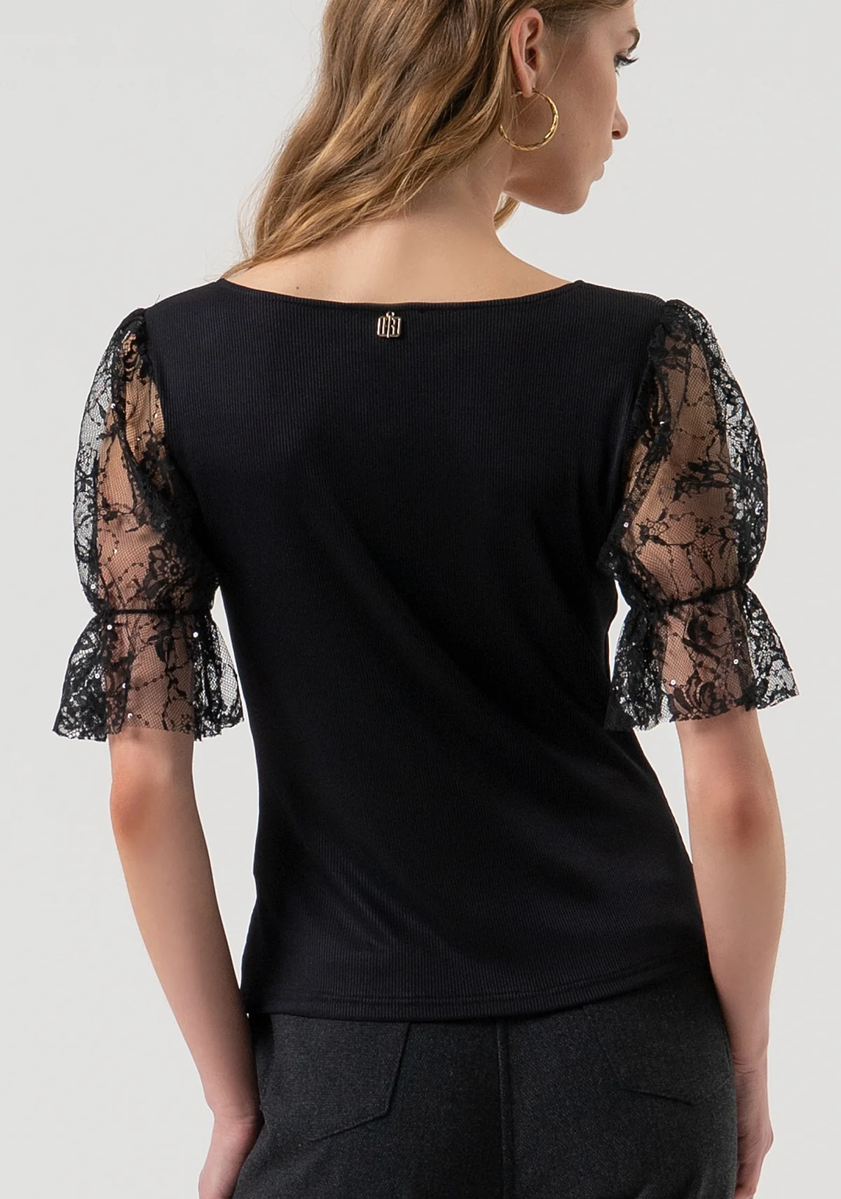 Camiseta slim fit con mangas cortas abullonadas confeccionada en encaje