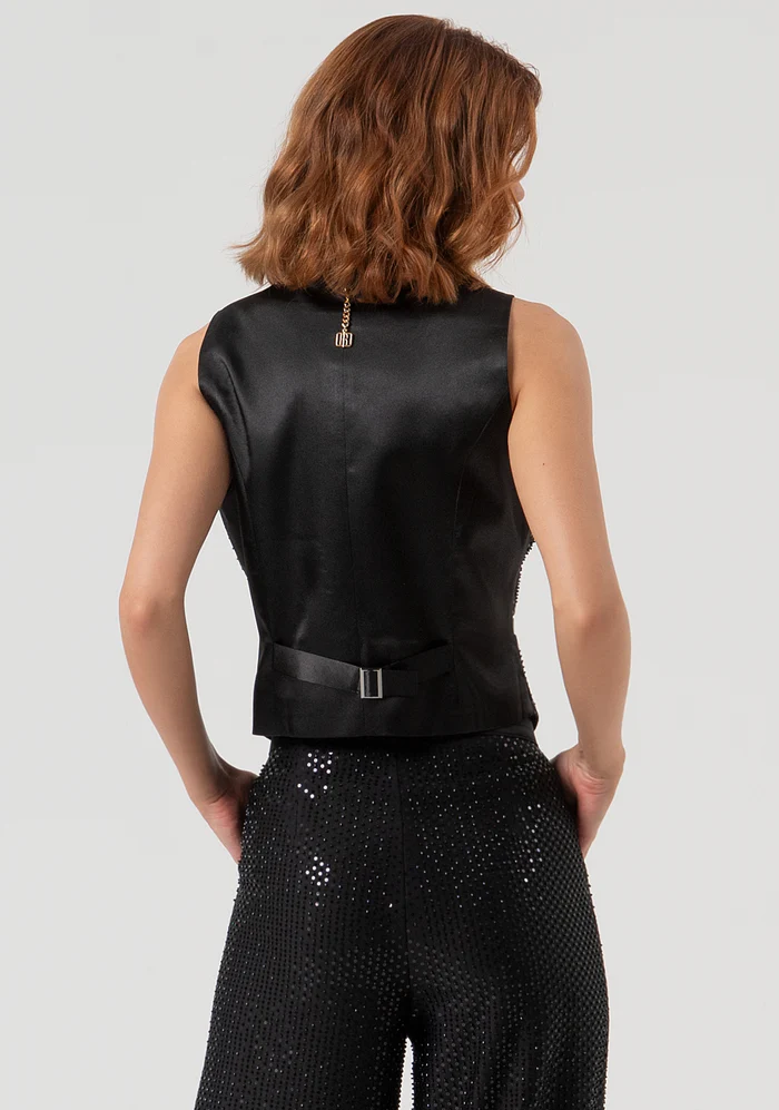 Chaleco de corte entallado con pedrería