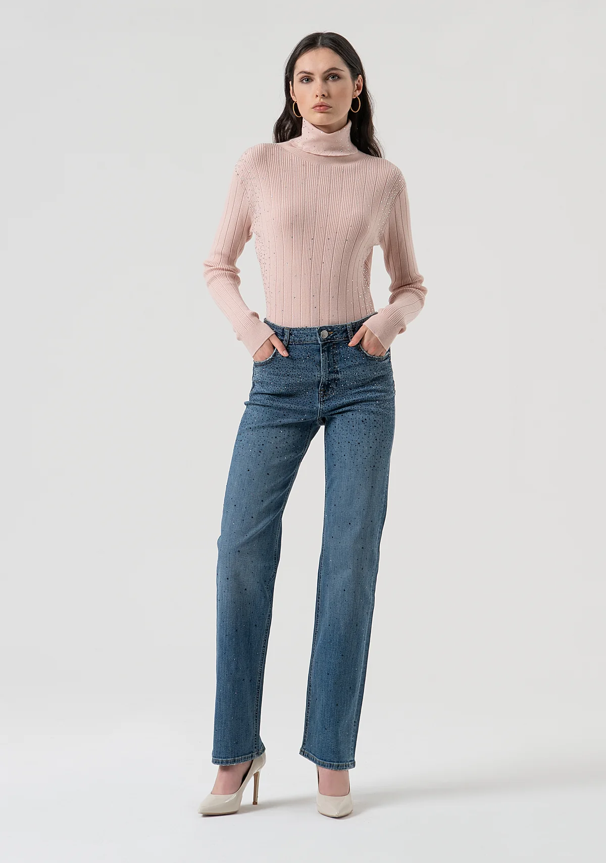 Jeans pierna ancha confeccionados en denim con lavado medio y strass