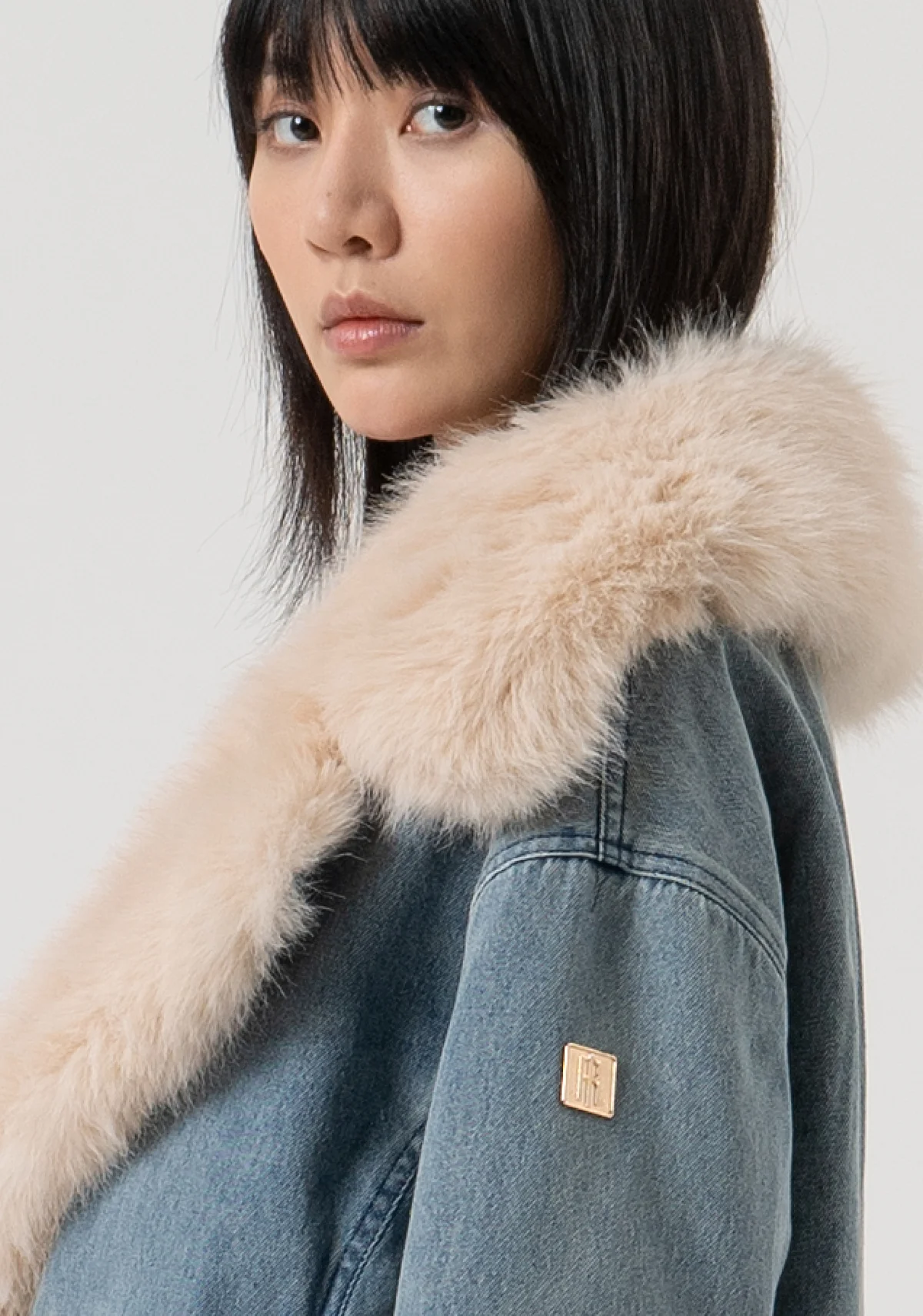 Chaqueta biker over fit confeccionada en denim con lavado vintage