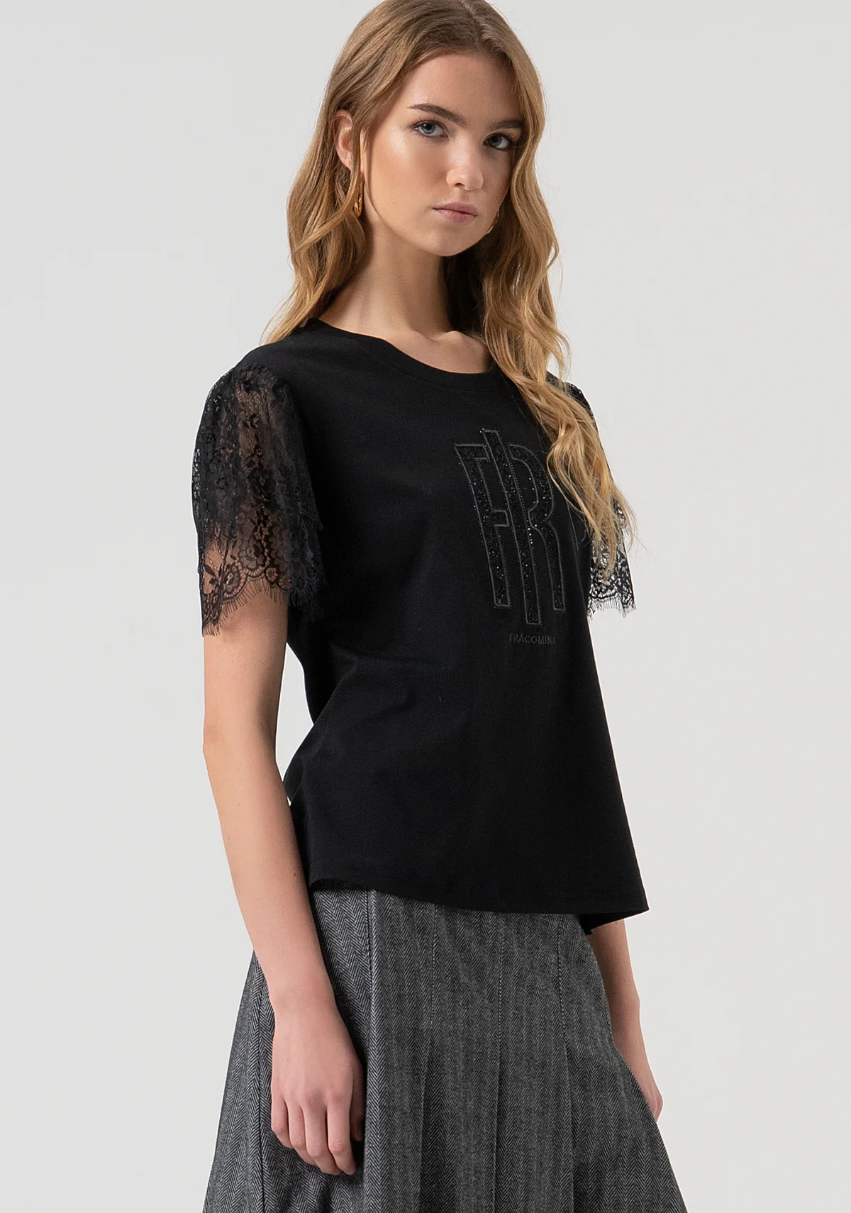 Camiseta regular fit confeccionada en jersey con mangas cortas confeccionada en encaje