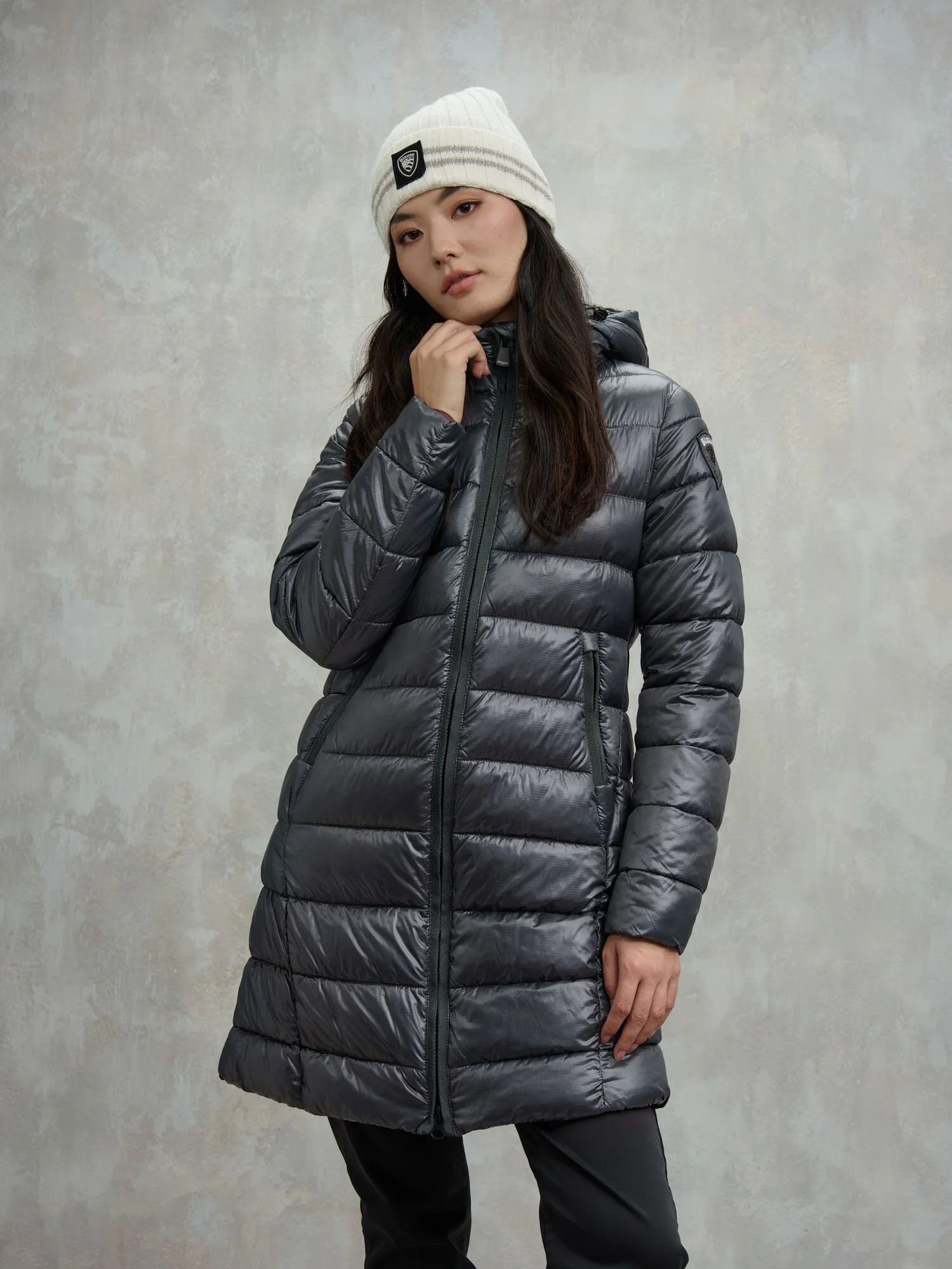 CHAQUETA LARGA CON MICRODESGARROS ADELAIDE BLACK